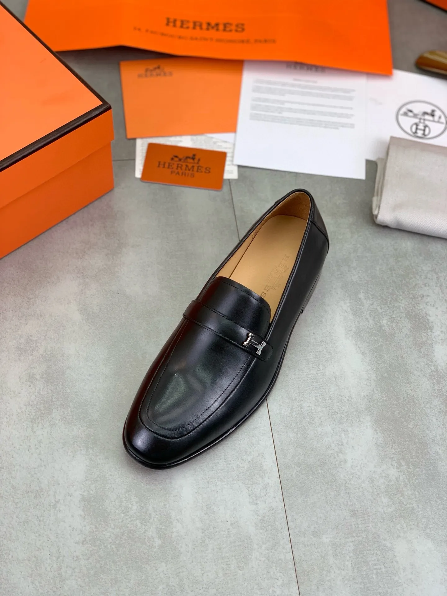 Factory price P960 💰Top version 💎💎💎 Original leather outsole Brand: Hermès (Hermès) Standard code: Men's size 39-44 (38, 45 can be customized) Grade: Same as the official website Original quality materials: Original soft calfskin Water-dyed cowhide lining Original Italian leather outsole Style categories: Men's fashion Formal casual leather shoes Slip-on men's shoes series Young fashion European and American trends, British style, colors: multiple options, counter packaging